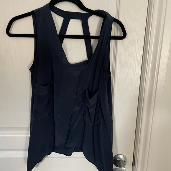Blue sleeveless blouse - Picture 2 of 3